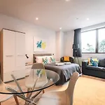 Apartment Thirty Three Staines Upon Thames - Free Parking - Heathrow - Thorpe Park