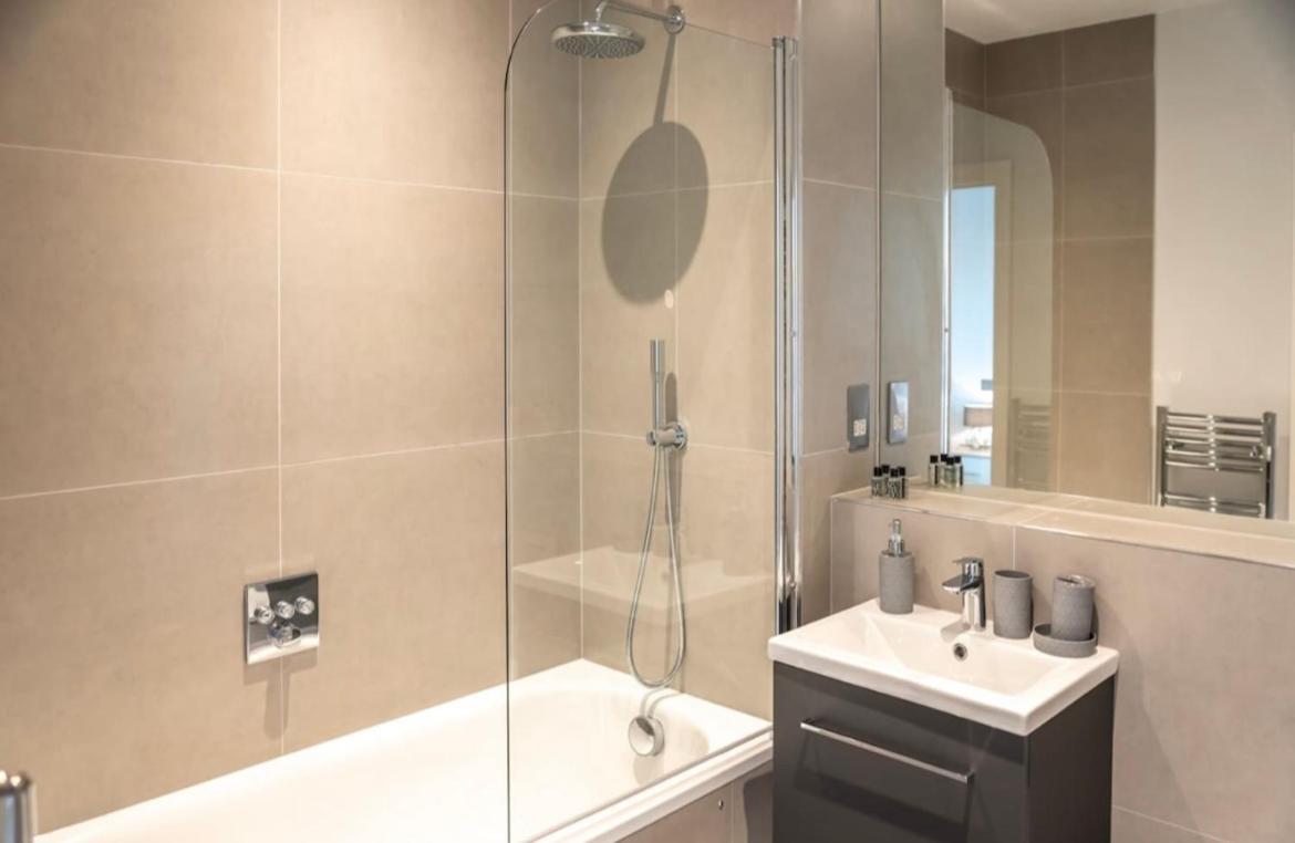 Thirty Three Upon Thames - Free Parking - Heathrow - Thorpe Park *
