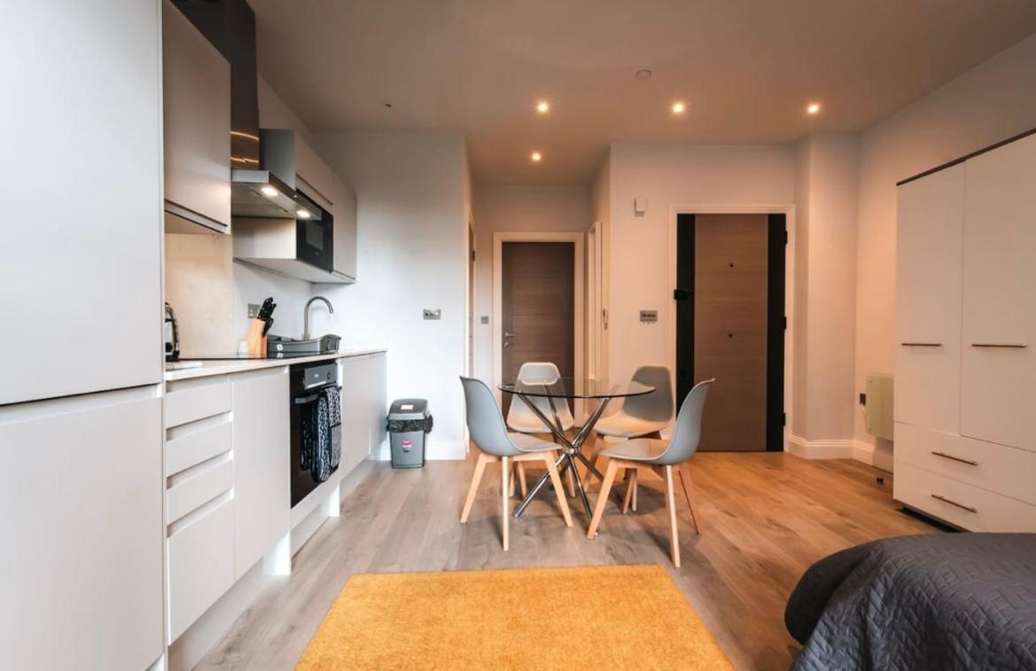 Thirty Three Upon Thames - Free Parking - Heathrow - Thorpe Park Staines-upon-Thames