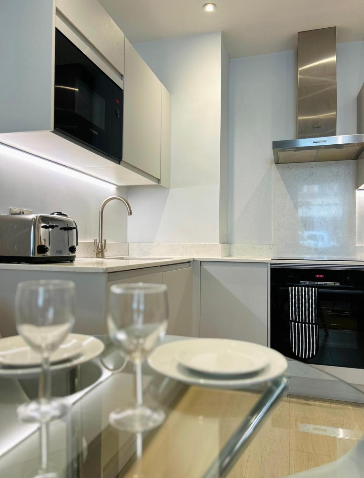 Thirty Three Upon Thames - Free Parking - Heathrow - Thorpe Park Holiday home